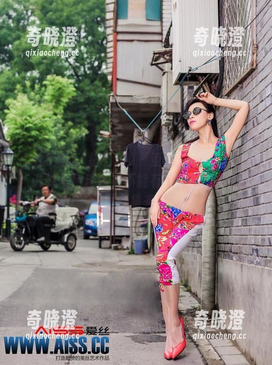 AISS爱丝(钻石版) - 亚美依的逛街挑战：谁说黑色连体衣不能有点锋利的刺激？美图合集来啦！