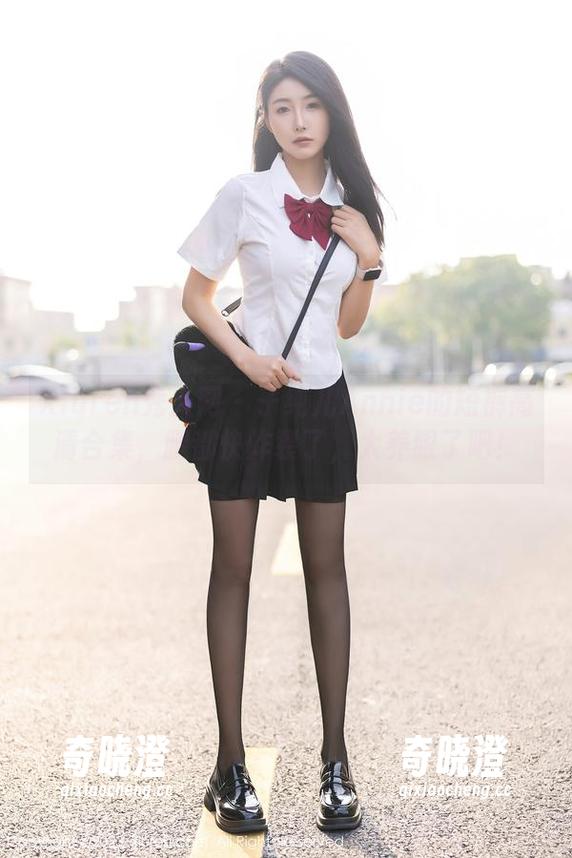 Xiuren秀人网-子纯儿Annie Xiuren秀人网 - 子纯儿Annie的短裤高清合集,腿都快炸裂了,太养眼了吧!