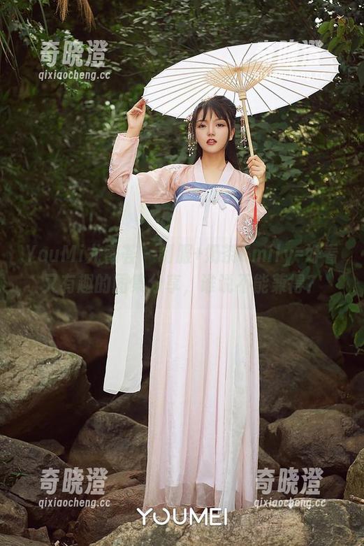 YouMi尤蜜荟 - 制服+奶茶Emily=好看又有趣的图集分享，谁说不能兼得？