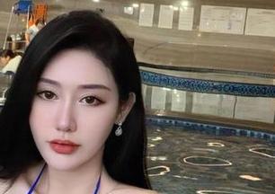 微密圈 – 无圣光的校服，不爱笑的赛琳的日常流露了一丝调皮！