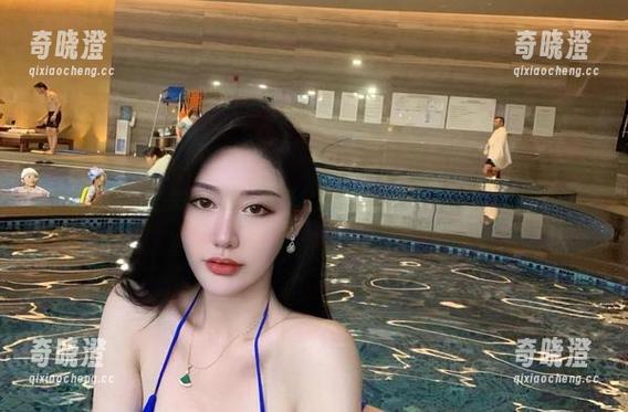 微密圈 - 无圣光的校服，不爱笑的赛琳的日常流露了一丝调皮！