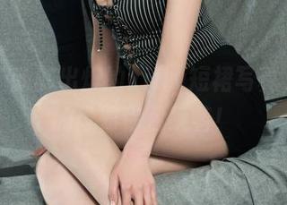 丽柜 – 新鲜出炉的xilly短裙写真，心底的风对你召唤着！