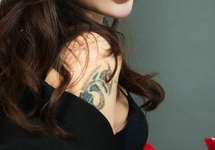 丽柜 – 柒柒的美脚似乎会动，眼君不见了，赶紧补回来。