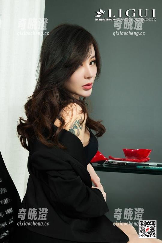 丽柜 - 柒柒的美脚似乎会动，眼君不见了，赶紧补回来。
