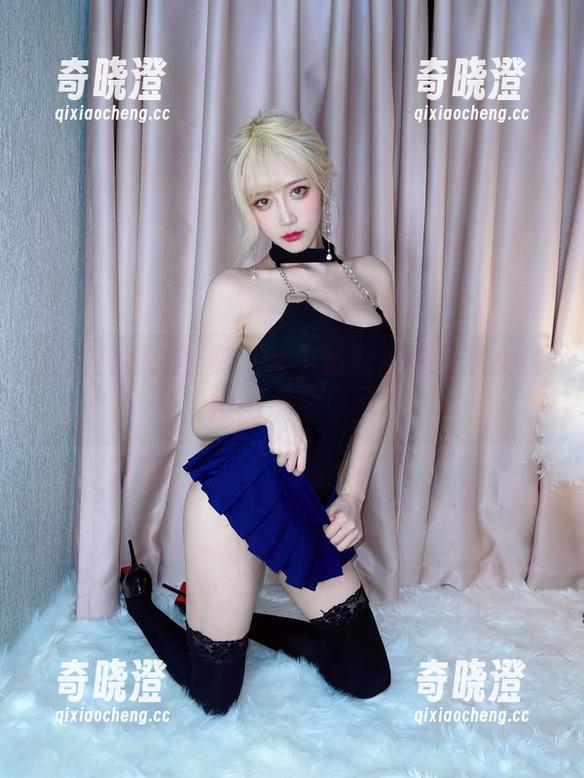 走出掩藏的猫窝，啾小妍变身暗夜猫女！原图见不见？