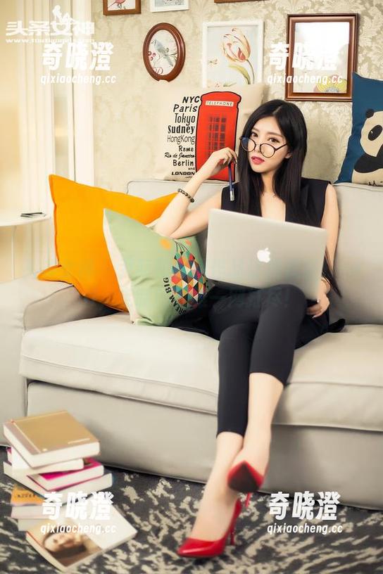 头条女神-尹菲 头条女神 - 尹菲的腿精作品让我疯狂打call,定制的优雅一网打尽!
