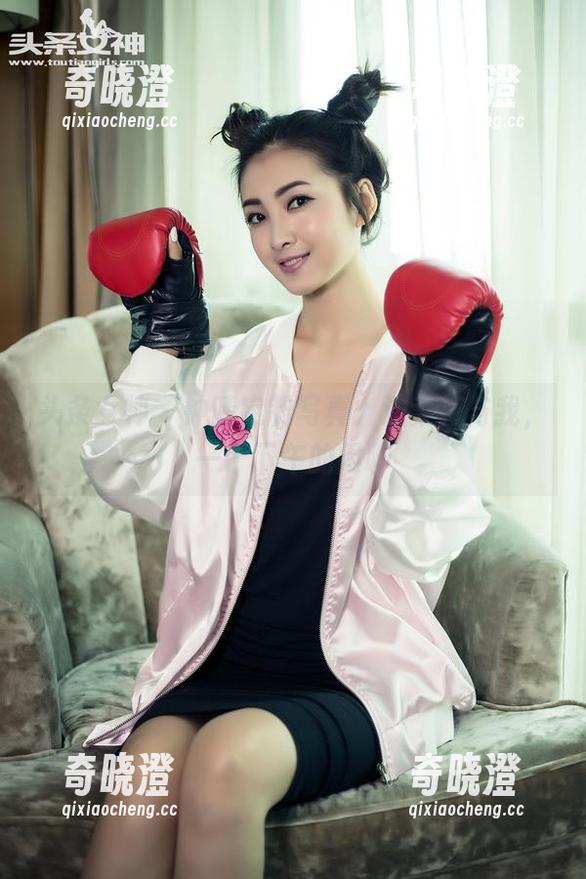 头条女神-钟晴 头条女神 - 钟晴定制写真:油菜花与我,一个下午的闲聊