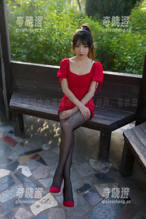 终于等到小女巫露娜黑丝OL精选，看谁忍得住啊！