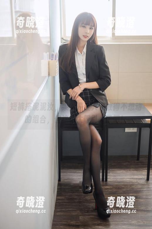 短裤搭泥泥汝，果然是让人懒散得不想动的组合，但这也太吸引人了吧！