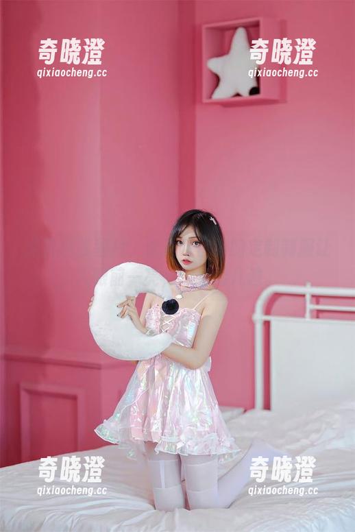 点开这张图片，洛桑w伊梓的定制制服让人眼前一亮，想多看几遍。