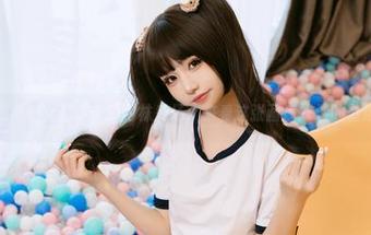 爆机少女喵小吉的网袜秀场：来看这张画质炸裂的壁纸