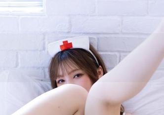 泳池里的白露Bululu私拍，水面下的青涩，太真实了吧
