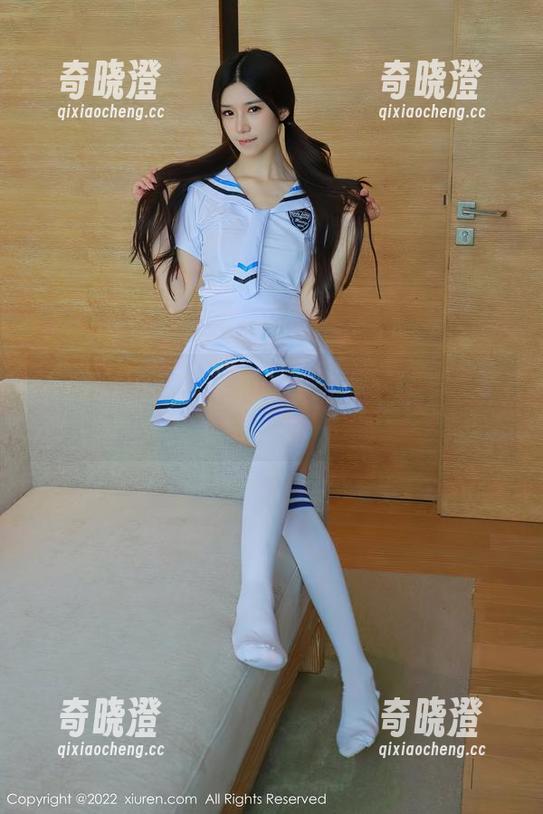 秀人网-呆呆的瑞BB 秀人网 - 校服扮演者:呆呆的瑞BB,在私拍中展现“无脑”美感。