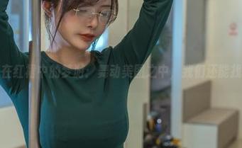 秋和柯基在红裙中的梦游：舞动美图之中，我们还能找到什么？