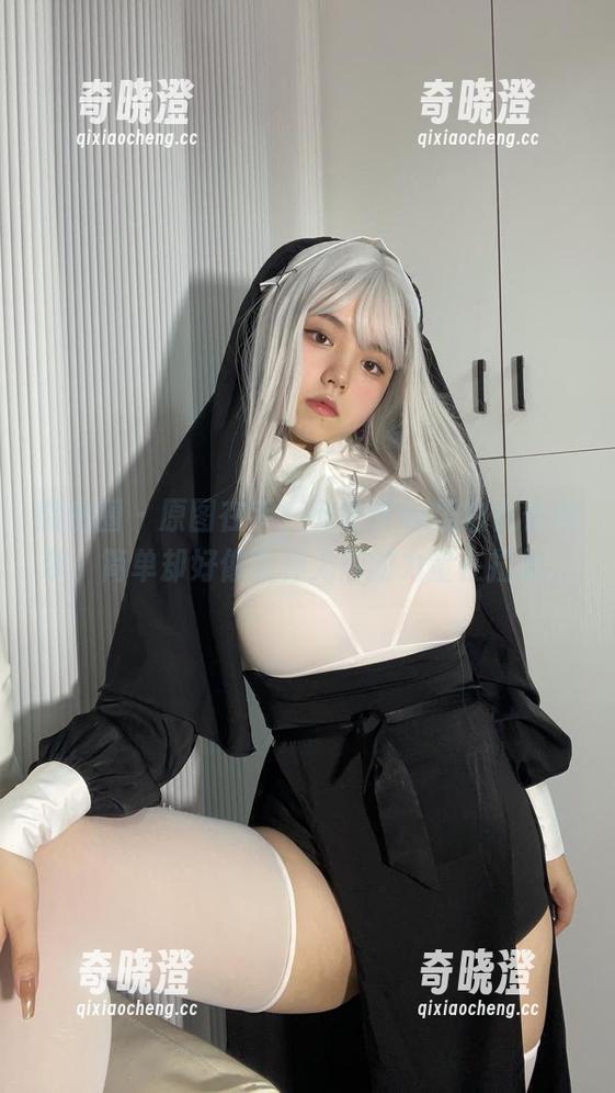 微密圈 - 原图在手，葱油饼er黑白女仆吊带，简单却好像有种无形的力量在拉扯。
