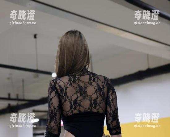 微密圈 - 原图分享：醇子小姨的蓝色深V裹胸，真让人一不小心就停住了。