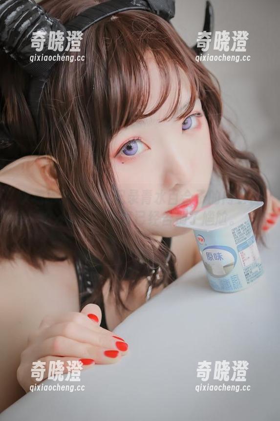 拿着摄影机强行记录青水百合子的内衣自拍，这高清写真已经告别了尴尬。