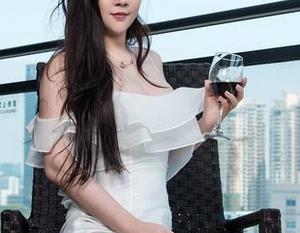 青豆客 – 潇同学的双马尾写真，仿佛把我拉回了青春期的胡闹日子。