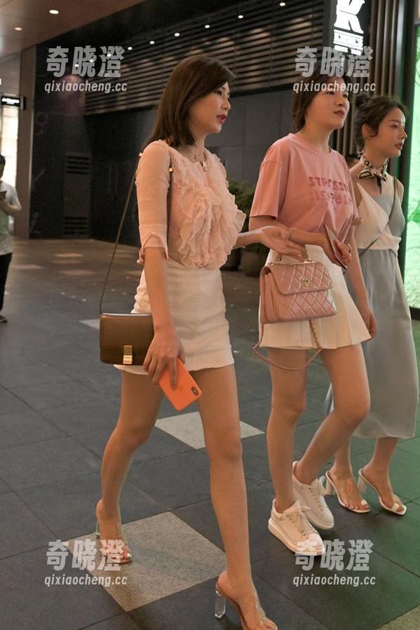 魔镜街拍-婷婷 魔镜街拍 - 免费图册:婷婷把白色吊带和黑丝完美结合,真该收个钱了吧?
