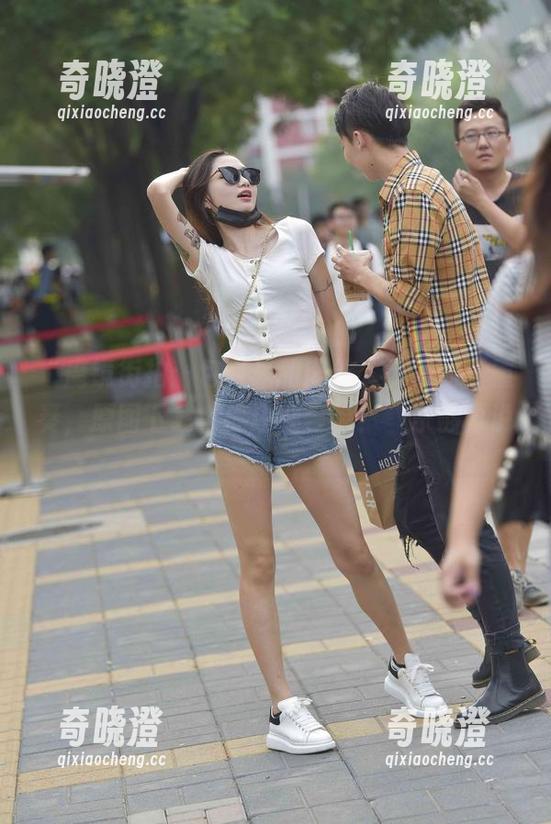 魔镜街拍 “魔镜街拍:包臀裙和肉丝、少妇的三重奏,原图下载,你还在等啥?”乐够再说。