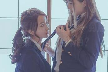 写真角落，黑川的小恶魔本—到底是服装夸张，还是她本色？
