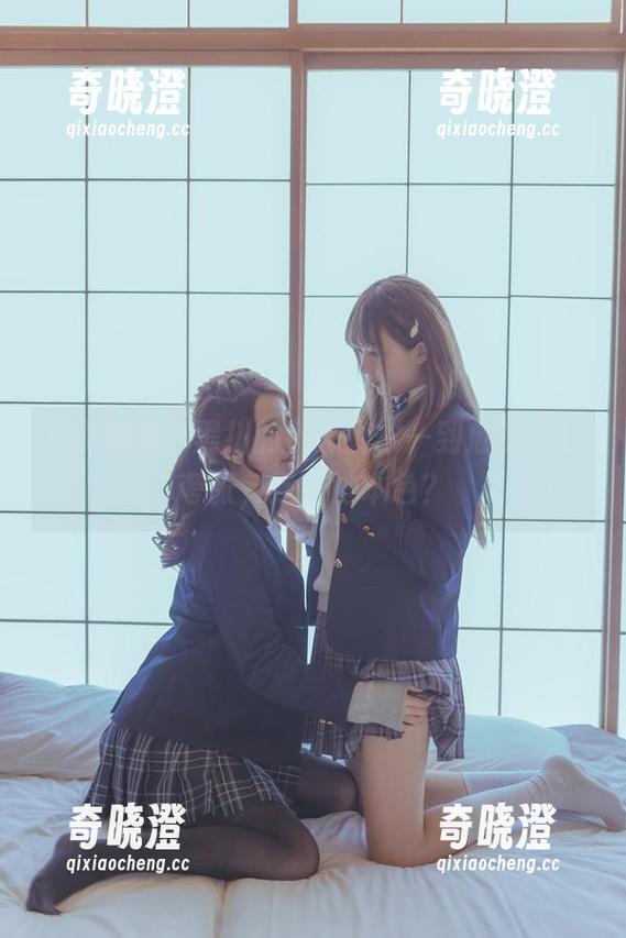 写真角落，黑川的小恶魔本—到底是服装夸张，还是她本色？